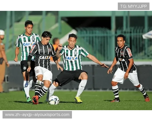 足球贴身紧逼战术在高强度比赛中容易造成犯规风险吗