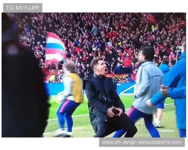 镜头外的较量:足球混合采访区生态实录